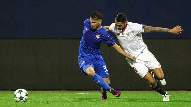 SOCCER - CL, Zagreb vs Sevilla ZAGREB,CROATIA,18.OCT.16 - SOCCER - UEFA Champions League, group stage, GNK Dinamo Zagreb vs Sevilla FC. Image shows Petar Stojanovic (Zagreb) and Vitolo (Sevilla). GEPAxpictures xMaticxKlansek