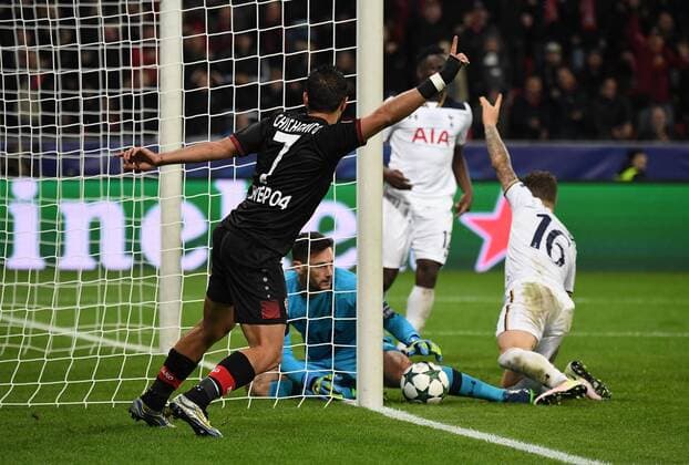 18.10.2016, xjhx, Fussball Champions League, Bayer 04 Leverkusen - Tottenham Hotspur, emspor , v.l. CHICHARITO (Bayer Leverkusen), Hugo Lloris (Tottenham Hotspur), Kieran Trippier (Tottenham Hotspur) Leverkusen