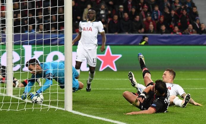 18.10.2016, xjhx, Fussball Champions League, Bayer 04 Leverkusen - Tottenham Hotspur, emspor , v.l. CHICHARITO (Bayer Leverkusen), Hugo Lloris (Tottenham Hotspur), Kieran Trippier (Tottenham Hotspur) Leverkusen