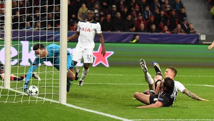 Bilder des Tages - SPORT 18.10.2016, xjhx, Fussball Champions League, Bayer 04 Leverkusen - Tottenham Hotspur, emspor , v.l. CHICHARITO (Bayer Leverkusen), Hugo Lloris (Tottenham Hotspur), Kieran Trippier (Tottenham Hotspur) Leverkusen