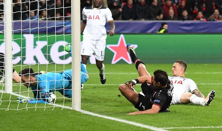 18.10.2016, xjhx, Fussball Champions League, Bayer 04 Leverkusen - Tottenham Hotspur, emspor , v.l. CHICHARITO (Bayer Leverkusen), Hugo Lloris (Tottenham Hotspur) rettet , Kieran Trippier (Tottenham Hotspur) Leverkusen