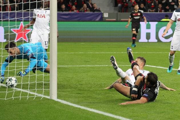 18.10.2016, Fussball Champions League 2016 17, Vorrunde, 3. Spieltag, Bayer 04 Leverkusen - Tottenham Hotspur, v. l. Hugo Lloris (Tottenham Hotspur) hält den Ball von Javier Hernandez (Bayer 04 Leverkusen) auf der Linie