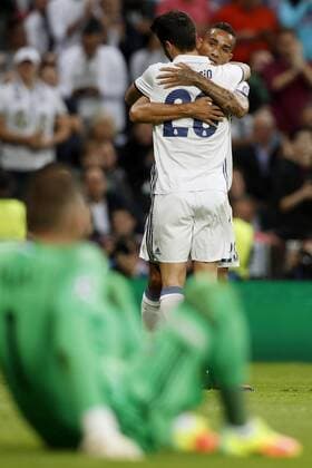 Real Madrid s Spanish midfielder Marco Asensio (20) celebrates his third goal for the team against Legia with teammate Danilo during the UEFA Champions League match between Real Madrid and Legia Warsaw at Santiago Bernabeu stadium in Madrid, Spain, 18 October 2016. REAL MADRID VS. LEGIA WARSAW !ACHTUNG: NUR REDAKTIONELLE NUTZUNG!  MAD001 20161018-636124248552881705