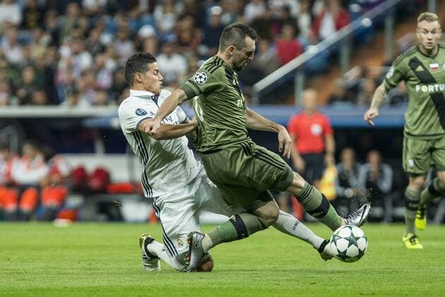 Real Madrid s James Rodriguez ans Legia Warszawa s Guilherme during the match of UEFA Champions League group stage between Real Madrid and Legia de Varsovia at Santiago Bernabeu Stadium in Madrid, Spain. October 18, 2016.  (20161018011)