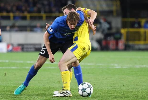 Club s Pina Tomas and Porto s forward Diogo Jota fight for the ball during the third game of the group stage of the UEFA Champions League competition between Belgian first division soccer team Club Brugge KV and Portugese club FC Porto in Brugge, Tuesday 18 October 2016. VIRGINIExLEFOUR  x04959913x
