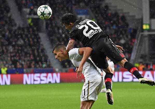 18.10.2016, xjhx, Fussball Champions League, Bayer 04 Leverkusen - Tottenham Hotspur, emspor , v.l. Erik Lamela (Tottenham Hotspur), Charles Aranguiz (Bayer Leverkusen) Leverkusen