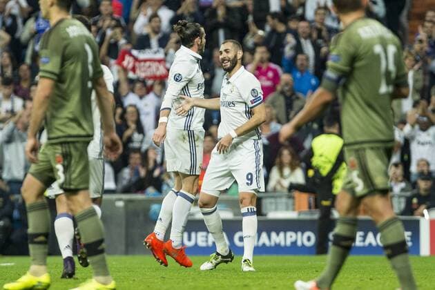 Real Madrid s Garet Bale Real Madrid s Karim Benzema during the match of UEFA Champions League group stage between Real Madrid and Legia de Varsovia at Santiago Bernabeu Stadium in Madrid, Spain. October 18, 2016.  (20161018022)