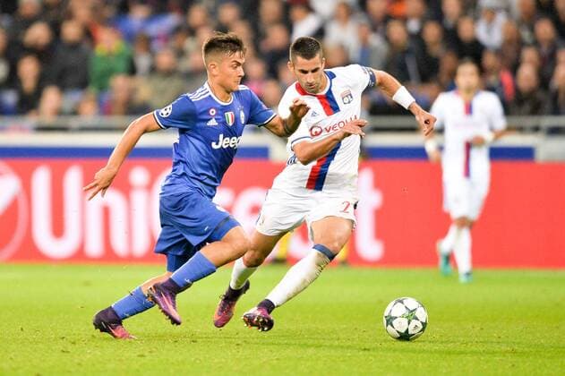 21 MAXIME GONALONS (ol) - 21 Paulo Dybala (juve) - Fussball, Champions League, Olympique Lyon vs. Juventus Turin - 18 10 2016 AnthonyBIBARD FEP Panoramic 