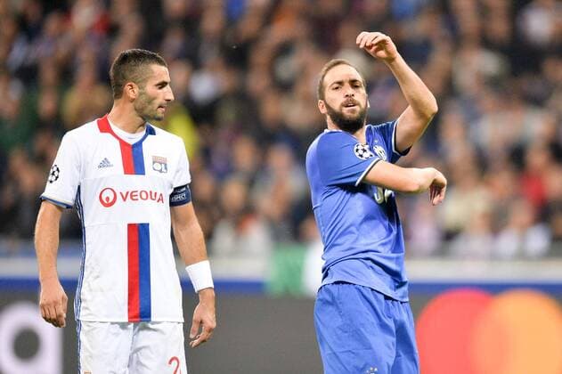 21 MAXIME GONALONS (ol) - 09 Gonzalo Higuain (juve) - Fussball, Champions League, Olympique Lyon vs. Juventus Turin - 18 10 2016 AnthonyBIBARD FEP Panoramic 