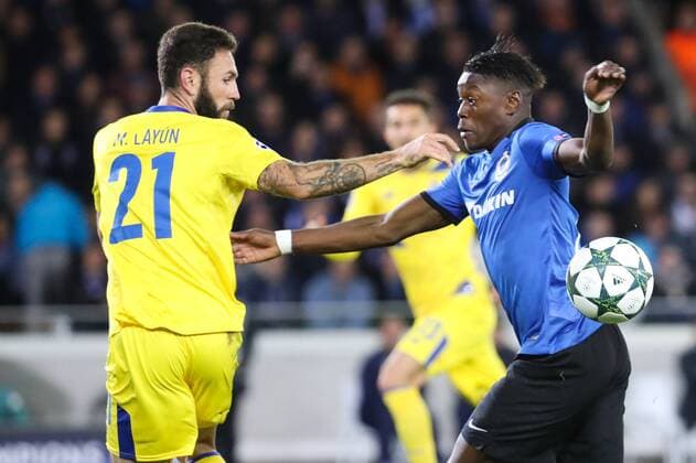 Porto s defender Miguel Layun and Club s Anthony Limbombe fight for the ball during the third game of the group stage of the UEFA Champions League competition between Belgian first division soccer team Club Brugge KV and Portugese club FC Porto in Brugge, Tuesday 18 October 2016. VIRGINIExLEFOUR  x04959924x