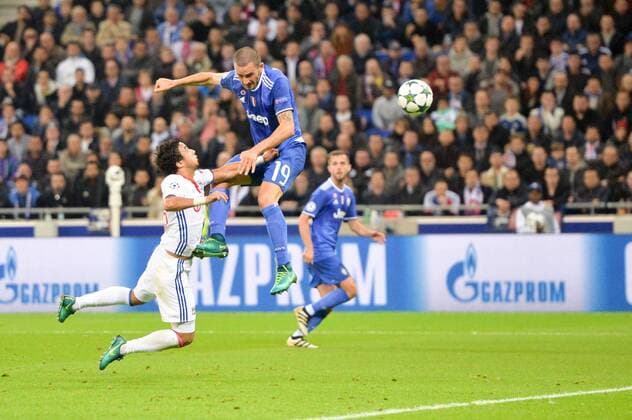 19 Leonardo Bonucci (juve) - 20 RAFAEL (ol) - Fussball, Champions League, Olympique Lyon vs. Juventus Turin - 18 10 2016 AnthonyBIBARD FEP Panoramic 