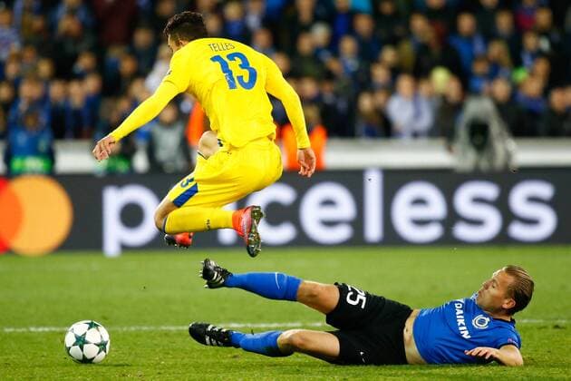Porto s defender Alex Telles and Club s Rudy Ruud Vormer fight for the ball during the third game of the group stage of the UEFA Champions League competition between Belgian first division soccer team Club Brugge KV and Portugese club FC Porto in Brugge, Tuesday 18 October 2016. KURTxDESPLENTER  x04959927x
