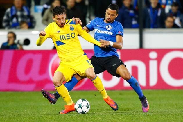 Porto s defender Alex Telles and Club s Stefano Denswil fight for the ball during the third game of the group stage of the UEFA Champions League competition between Belgian first division soccer team Club Brugge KV and Portugese club FC Porto in Brugge, Tuesday 18 October 2016. KURTxDESPLENTER  x04959941x