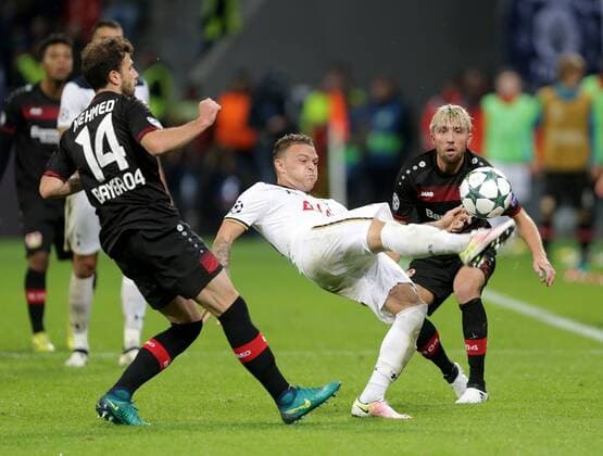 GER, UEFA CL, Bayer 04 Leverkusen (GER) vs Tottenham Hotspur (GB) 18.10.2016, BayArena, Leverkusen, GER, UEFA CL, Bayer 04 Leverkusen (GER) vs Tottenham Hotspur (GB) Admir Mehmedi (Leverkusen), Kieran Trippier (Tottenham), Kevin Kampl (Leverkusen) nordphotoxBratic