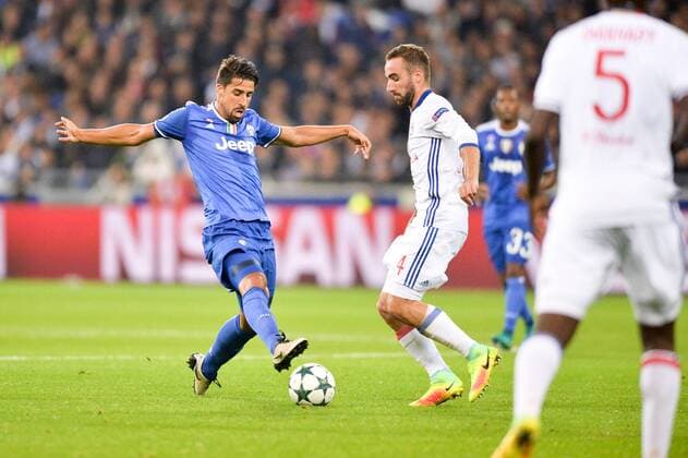 06 Sami Khedira (juve) - 14 Sergi Darder (ol) - Fussball, Champions League, Olympique Lyon vs. Juventus Turin - 18 10 2016 AnthonyBIBARD FEP Panoramic 