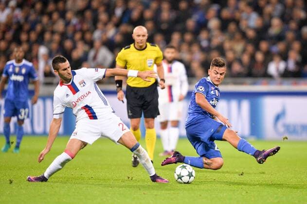 21 MAXIME GONALONS (ol) - 21 Paulo Dybala (juve) - Fussball, Champions League, Olympique Lyon vs. Juventus Turin - 18 10 2016 AnthonyBIBARD FEP Panoramic 