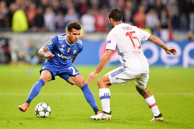 23 Dani Alves (juve) - Fussball, Champions League, Olympique Lyon vs. Juventus Turin - 18 10 2016 AnthonyBIBARD FEP Panoramic 