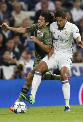 Real Madrid s French defense Rphael Varane (R) fights for the ball with Legia s Brazilian midfielder Guilherme Costa during the UEFA Champions League match between Real Madrid and Legia Warsaw at Santiago Bernabeu stadium in Madrid, Spain, 18 October 2016. REAL MADRID VS. LEGIA WARSAW !ACHTUNG: NUR REDAKTIONELLE NUTZUNG!  MAD001 20161018-636124260770239870