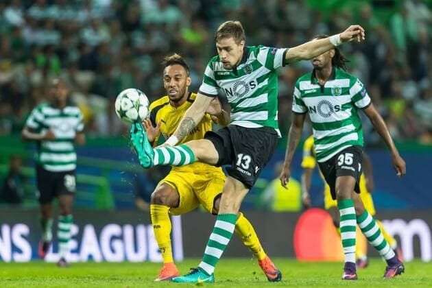 Lissabon, Portugal 18.10.2016, UEFA Champions League - 2016 17 Season, Group F - Matchday 3, Sporting Lissabon - BV Borussia Dortmund, Sebastian Coates (SCP 13) gegen Pierre-Emerick Aubameyang (BVB) ( DeFodi048
