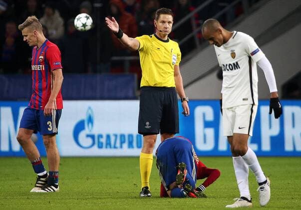 MOSCOW, RUSSIA - OCTOBER 18, 2016: CSKA Moscow s Pontus Wernbloom, referee Martin Strombergsson and Monaco s Fabinho (L-R) in their 2016 17 Season UEFA Champions League Group E Round 3 football match at the Arena CSKA Stadium. Valery Sharifulin TASS  TS034DCE