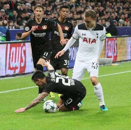 Champions-League : Bayer 04 Leverkusen--Tottenham Hotspurs 3.Spieltag Charles Aranguiz (BL), Christian Eriksen (TH). Champions-League :Bayer 04 Leverkusen--Tottenham Hotspurs 3.Spieltag