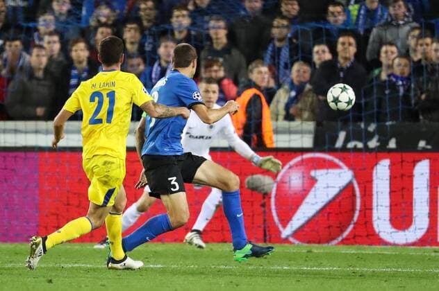 Porto s defender Miguel Layun scoring the 1-1 goal during the third game of the group stage of the UEFA Champions League competition between Belgian first division soccer team Club Brugge KV and Portugese club FC Porto in Brugge, Tuesday 18 October 2016. VIRGINIExLEFOUR  x04959988x