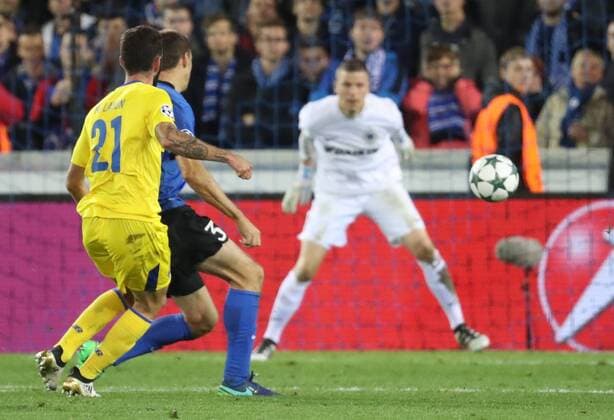 Porto s defender Miguel Layun scoring the 1-1 goal during the third game of the group stage of the UEFA Champions League competition between Belgian first division soccer team Club Brugge KV and Portugese club FC Porto in Brugge, Tuesday 18 October 2016. VIRGINIExLEFOUR  x04959989x