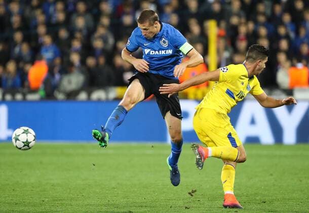 Club s Timmy Simons and Porto s forward Andre Silva fight for the ball during the third game of the group stage of the UEFA Champions League competition between Belgian first division soccer team Club Brugge KV and Portugese club FC Porto in Brugge, Tuesday 18 October 2016. VIRGINIExLEFOUR  x04959995x