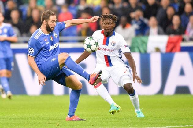 02 Mapou Yanga Mbiwa (ol) - 09 Gonzalo Higuain (juve) - Fussball, Champions League, Olympique Lyon vs. Juventus Turin - 18 10 2016 AnthonyBIBARD FEP Panoramic 