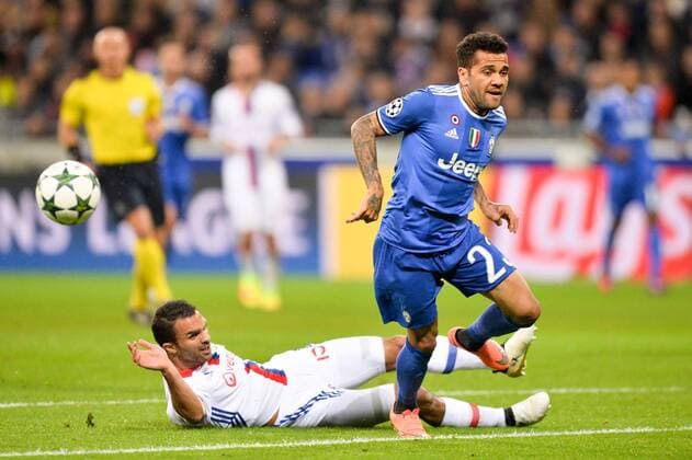 23 Dani Alves (juve) - 15 JEREMY MOREL (ol) - Fussball, Champions League, Olympique Lyon vs. Juventus Turin - 18 10 2016 AnthonyBIBARD FEP Panoramic 