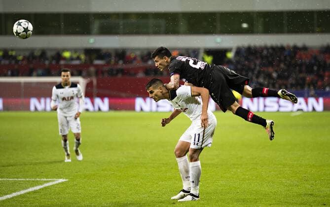 Leverkusen, 18.10.2016, BayArena Charles Aranguiz (Bayer), Erik Lamela (Tottenham) Bayer Leverkusen - Tottenham Hotspur mm