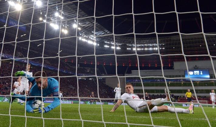 18.10.2016, xjhx, Fussball Champions League, Bayer 04 Leverkusen - Tottenham Hotspur, emspor , v.l. CHICHARITO (Bayer Leverkusen), Hugo Lloris (Tottenham Hotspur), Kieran Trippier (Tottenham Hotspur) Leverkusen