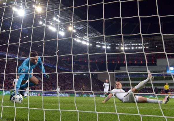 18.10.2016, xjhx, Fussball Champions League, Bayer 04 Leverkusen - Tottenham Hotspur, emspor , v.l. CHICHARITO (Bayer Leverkusen), Hugo Lloris (Tottenham Hotspur), Kieran Trippier (Tottenham Hotspur) Leverkusen
