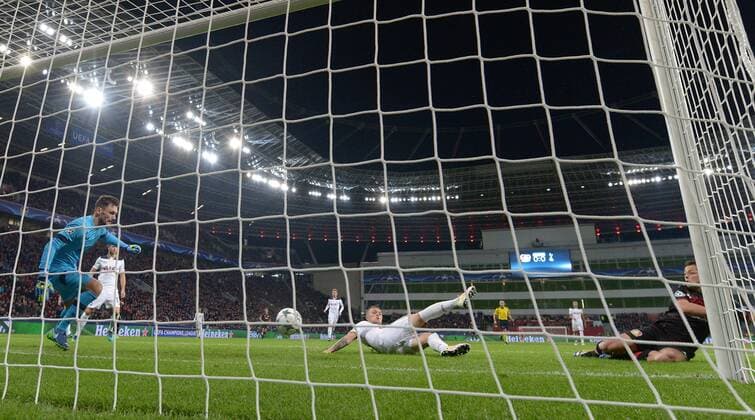 18.10.2016, xjhx, Fussball Champions League, Bayer 04 Leverkusen - Tottenham Hotspur, emspor , v.l. CHICHARITO (Bayer Leverkusen), Hugo Lloris (Tottenham Hotspur), Kieran Trippier (Tottenham Hotspur) Leverkusen
