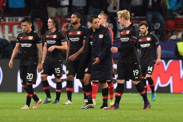 Fußball Champions League Gruppenphase 3. Spieltag Bayer Leverkusen - Tottenham Hotspur am 18.10.2016 in der BayArena in Leverkusen Leverkusener Spieler verlassen enttäuscht das Spielfeld xRx