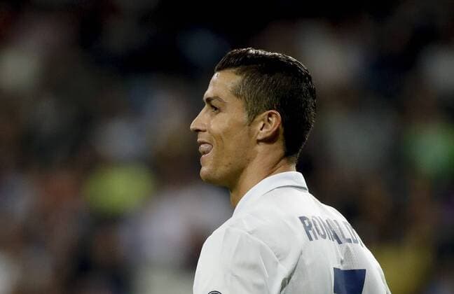 Real Madrid s Portuguese Cristiano Ronaldo gestures during the UEFA Champions League match between Real Madrid and Legia Warsaw at Santiago Bernabeu stadium in Madrid, Spain, 18 October 2016. REAL MADRID VS. LEGIA WARSAW !ACHTUNG: NUR REDAKTIONELLE NUTZUNG!  GRA524 20161018-636124278950332906