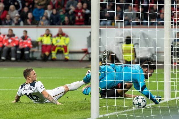 Bilder des Tages - SPORT Torwart Hugo Lloris (Tottenham Hotspur 1) klaerz auf der Linie gegen Javier Chicharito Hernandez (Bayer 04 Leverkusen 7) beim Championsleague Spiel zwischen Bayer 04 Leverkusen und den Tottenham Hotspur am 18.10.2016, Leverkusen Copyright: xSchuelerx xEibnerx-xPressefotox EP_JSE
