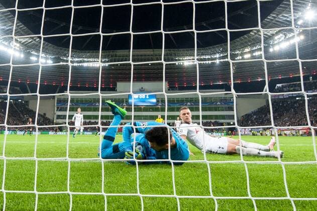 Torwart Hugo Lloris (Tottenham Hotspur 1) klaert gegen Javier Chicharito Hernandez (Bayer 04 Leverkusen 7 - nicht im Bild) auf der Linie beim Championsleague Spiel zwischen Bayer 04 Leverkusen und den Tottenham Hotspur am 18.10.2016, Leverkusen Copyright: xSchuelerx xEibnerx-xPressefotox EP_JSE