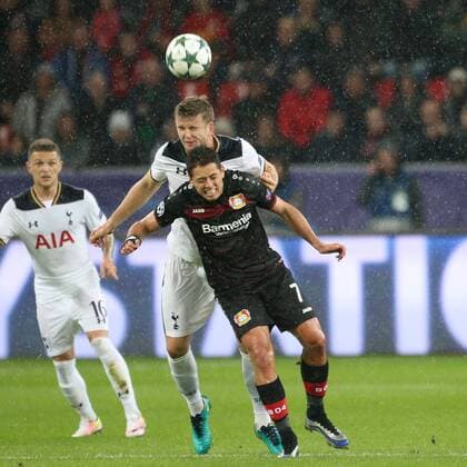 18.10.2016, Fussball Champions League 2016 17, Vorrunde, 3. Spieltag, Bayer 04 Leverkusen - Tottenham Hotspur, Eric Dier (Tottenham Hotspur) im Duell mit Javier Hernandez (Bayer 04 Leverkusen)