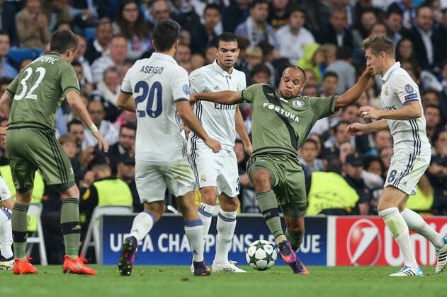 Real Madrid vs Legia Warsaw Champions League Group F match Real Madrid vs Legia Warsaw at the Santiago Bernabeu on 18 October, 2016 in Madrid, Spain. In the picture: Vadis Odjidja Ofoe (Legia), Marco Asensio (Real), Pepe (Real), Toni Kroos (Real)  EN_01229194_0042
