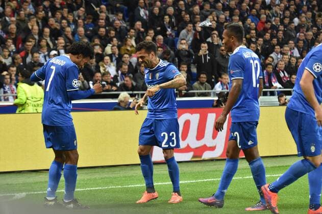 Juan Cuadrado, Dani Alves (juventus) - Fussball, Champions League, Olympique Lyon vs. Juventus Turin - 18 10 2016 FredericChambert Panoramic 
