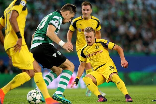 Sebastian Coates ( Sporting Lissabon 13) Felix Passlack (Borussia Dortmund 30) verletzt sich bei dieser Aktion, Sporting Lissabon vs. Borussia Dortmund , Fussball, Champions League, Gruppenphase, 18.10.2016, Lissabon Copyright: xLanger Eibner-Pressefotox EP_HLR