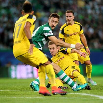 Sebastian Coates ( Sporting Lissabon 13) Felix Passlack (Borussia Dortmund 30) verletzt sich bei dieser Aktion, Sporting Lissabon vs. Borussia Dortmund , Fussball, Champions League, Gruppenphase, 18.10.2016, Lissabon Copyright: xLanger Eibner-Pressefotox EP_HLR
