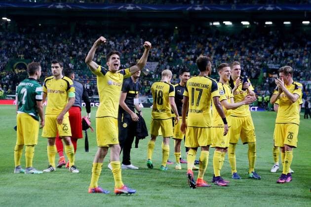 Themen der Woche - Sport Bilder des Tages - SPORT Bilder des Tages - SPORT Marc Bartra (Borussia Dortmund 5) und die andern Spieler nach dem Sieg, Sporting Lissabon vs. Borussia Dortmund , Fussball, Champions League, Gruppenphase, 18.10.2016, Lissabon Copyright: xLanger Eibner-Pressefotox EP_HLR