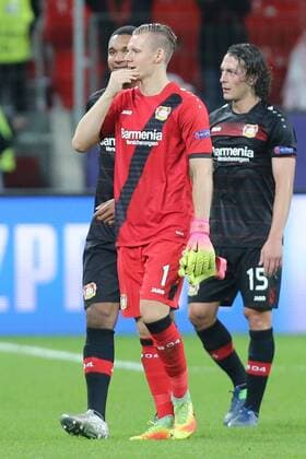 Jonathan Tah ( 4, Bayer 04 Leverkusen) und Bernd Leno ( 1, Torwart, Bayer 04 Leverkusen) schmunzeln nach dem Spiel auf dem Weg zur Kabine, Bayer 04 Leverkusen vs Tottenham Hotspur, Fussball, UEFA Champions League, 18.10.2016, Leverkusen Copyright: xDeutzmann Eibner-Pressefotox EP_CDN