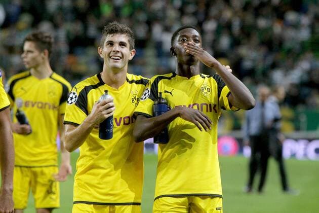 Christian Pulisic (Borussia Dortmund 22) Ousmane Dembele (Borussia Dortmund 7) nach dem Sieg, Sporting Lissabon vs. Borussia Dortmund , Fussball, Champions League, Gruppenphase, 18.10.2016, Lissabon Copyright: xLanger Eibner-Pressefotox EP_HLR