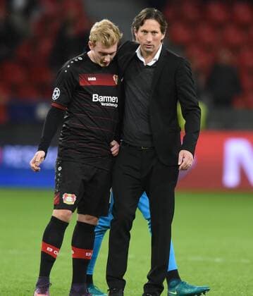 Championsleague: Bayer 04 Leverkusen - Tottenham Hotspurs 18.10.2016. Trainer Roger Schmidt (LEV) mit dem enttäuschten Julian Brandt nach dem Schlußpfiff. HM