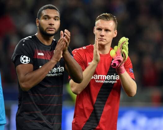 Championsleague: Bayer 04 Leverkusen - Tottenham Hotspurs 18.10.2016. Jonathan Tah (li.) und Tw. Bernd Leno (beide LEV) bedanken sich nach dem Schlußpfiff bei den Fans. HM