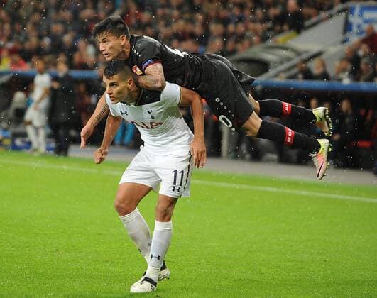 Championsleague: Bayer 04 Leverkusen - Tottenham Hotspurs 18.10.2016. Charles Aranguiz (LEV) stützt sich auf Erik Lamela (Spurs). HM