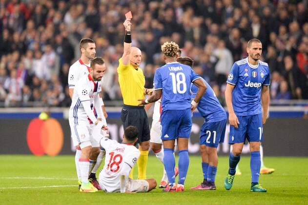 19 Leonardo Bonucci (juve) - 14 Sergi Darder (ol) - 21 MAXIME GONALONS (ol) - Szymon Marciniak - Fussball, Champions League, Olympique Lyon vs. Juventus Turin - 18 10 2016 AnthonyBIBARD FEP Panoramic 